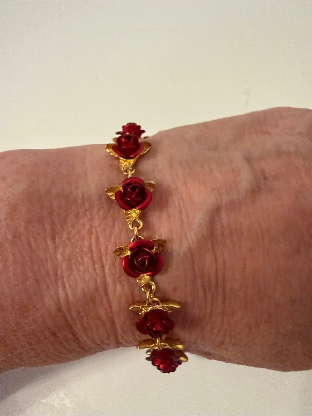 DANBURY MINT SIGNED VINTAGE BRACELET GOLD PLATE DOZEN RED ENAMEL ROSES 7.5”